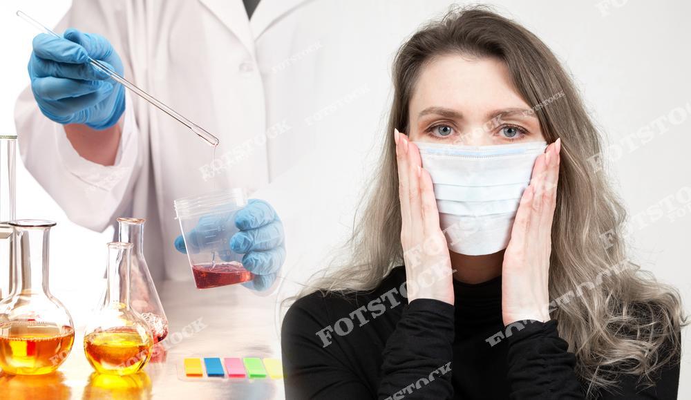 На изображении испуганная девушка в медицинской маске сдает анализы в лаборатории. Этот момент иллюстрирует важность лабораторной диагностики в выявлении заболеваний, что помогает разработать эффективные вакцины и методы лечения. Лабораторные исследования играют ключевую роль в профилактике заболеваний и улучшении здоровья населения.